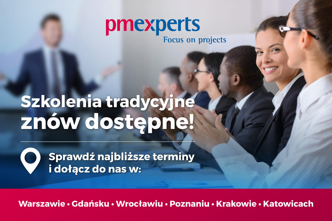 Zespół pracowników doceniający kierownika.